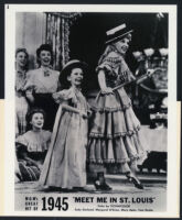 Judy Garland, Margaret O'Brien, unidentified cast and extras in Meet Me In St. Louis