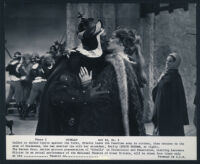 Laurence Olivier, Maggie Smith, Joyce Redman and extras in Othello