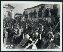 Extras as slave army march into a Roman town, Spartacus