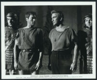 Kirk Douglas, Tony Curtis and unidentified extras in a scene from Spartacus