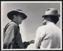 Robert Mitchum and director Fred Zinnemann on the set of The Sundowners