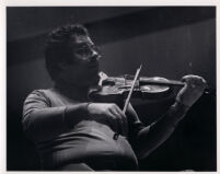 Itzhak Perlman playing the violin, 1985 [descriptive]