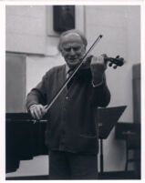 Yehudi Menuhin playing the violin, 1986 [descriptive]