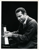 Andre Watts playing the piano in rehearsal, Los Angeles, 1986 [descriptive]