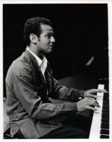 Andre Watts playing the piano in rehearsal, Los Angeles, 1986 [descriptive]
