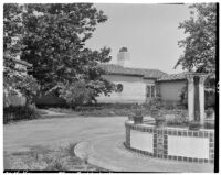 Leo V. Youngworth residence, view of house through entry court with fountain, Baldwin Hills, 1932