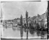 Community of closely built homes leading to the edge of a river, [Dordogne River, France ?], 1929
