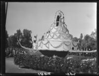 Wedding cake float in the Rose Parade, Pasadena, 1927