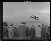 Biplane and crowd, Tanforan Racetrack, San Bruno, 1911