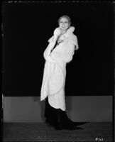 Peggy Hamilton modeling an ermine cape, 1930