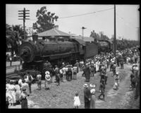 Crowd gathered near Southern Pacific "Prosperity Special" train, Los Angeles, 1922