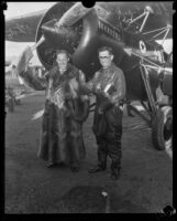 Frank Hawks and Oscar E. Grubb embarking on a nonstop coast to coast flight, Van Nuys, 1929