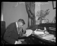 Milton Carlson analyzes letters in Aimee Semple McPherson kidnapping case, Los Angeles, 1926