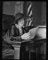 Bernice Morris testifying at the Aimee McPherson kidnapping trial, Los Angeles, 1926