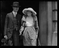 Murder suspect Madalynne Obenchain and attorney William Bryan Beirne leaving court, Los Angeles, 1923