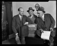 Kenneth G. Ormiston receiving radio from Detectives Charles Reimer and Ben Cohn, Los Angeles Superior Court, 1927