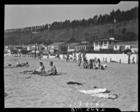 Beachfront homes and beachgoers, Santa Monica, 1940-1946