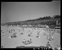 Beachfront homes and beachgoers, Santa Monica, 1940-1946