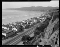 Bird's-eye view of beach houses along Santa Monica Beach, 1947 to 1952