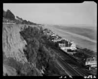 Bird's-eye view of Santa Monica Beach from Palisades Park taken from the area of Montana Avenue, Santa Monica, 1947 to 1952