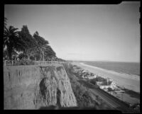 Bird's-eye view of Santa Monica Beach from Palisades Park taken from the area of Montana Avenue, Santa Monica,
