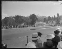Column of mourners lined up behind a rope guideline to pay tribute to Will Rogers at Forest Lawn, Glendale, 1935
