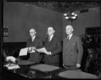 Attorneys Alfred S. Colgrove and Mark F. Jones, with defendant councilman James S. McKnight in court, Los Angeles, 1933