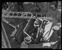 Workers retrieving Calvin Darling from a caved-in pit, Los Angeles, 1935