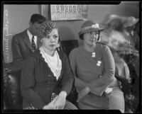 Dorothy Murray accompanies her mother Mabelle H. Jasper to court, Los Angeles, 1935