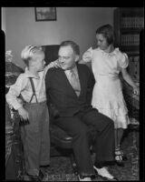 Judge Fletcher Bowron with children of custody battle, Los Angeles, 1935