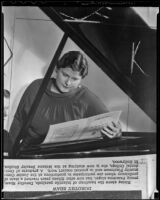 Singer Dorothy Shaw prepares to perform, Los Angeles, 1936