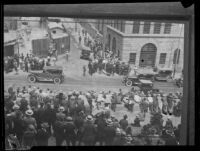 Crowd gathered on a city street corner for an event related to the investigation of the murder of Alberta Meadows by Clara Phillips, 1922-1923