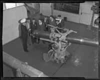 Navy officers show naval artillery to militia recruits, 1935