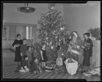 Junior League sponsors visit from Santa to the Convalescent Home for Children, Hermosa Beach, 1935