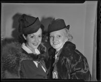 Geneva Sawyer (Warwick) with her sister Francis Sawyer wins a divorce, Los Angeles, 1936