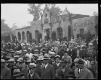 Crowd awaiting the train carrying William Edward Hickman, kidnapper and murderer, Glendale, 1927