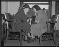 Isa Lang, convicted of murder, with reporter Agness Underwood, Los Angeles, 1935