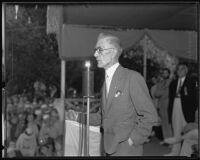 Dr. Francis Townsend addresses a picnic crowd, La Crescenta, 1935