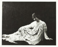 Isadora Duncan with Spanish shawl, 1912