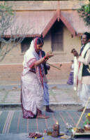 Gondhal and Jāgran ceremony - Mānik Bāī with a musician, Pune (India), 1984
