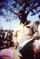 Gangadhar Nagar - Chandappa Jampana Kattimani holds a photograph of Arnold Adriaan Bake, Hubli (India), 1984