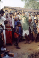 Gangadhar Nagar - Chandappa Jampana Kattimani, Haranśikārī leader, watches his grandson participate in a ritual, Hubli (India), 1984