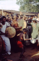 Gangadhar Nagar - Chandappa Jampana Kattimani, Haranśikārī leader, watches his grandson dance in a ritual, Hubli (India), 1984