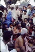 Gangadhar Nagar - eldest man turns to watch Chandappa Jampana Kattimani, Haranśikārī leader, chant khur, Hubli (India), 1984