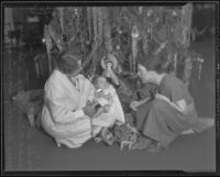 Oliver Dean celebrates his first Christmas in jail with his mother Dorothy Goodrich and matron Vada Sullivan, Los Angeles, 1935-1936