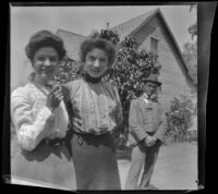 Mertie Whitaker, Ellen Lorene (Pinkie) Lemberger pose together, while Rolla Rucher stands behind them, Crafton, 1901
