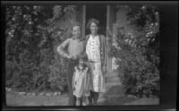H. H. West Jr. and Elizabeth West Siemsen pose with Dorothea Siemsen in front of them, Glendale, about 1929