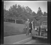 Guests arrive for the wedding of Sam Longstreet and Cosette Pohle, Glendale, 1939
