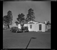 Knox Motor Court with cars parked in front, Flagstaff, 1942