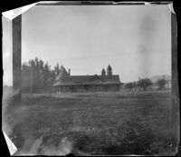 Distant view of the Raymond Hotel Santa Fe Railroad station, Pasadena, about 1898